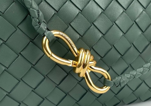 Кожаная сумка Bottega Veneta Andiamo Medium серо-голубая