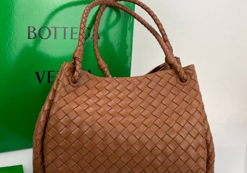 Кожаная сумка Bottega Veneta Parachute Large коричневая