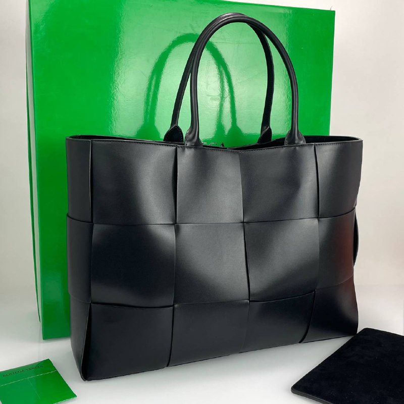 Женская кожаная сумка Bottega Veneta Arco Tote Large черная