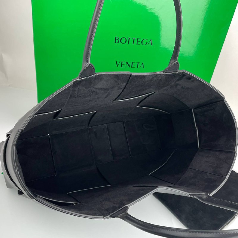 Женская кожаная сумка Bottega Veneta Arco Tote Large черная