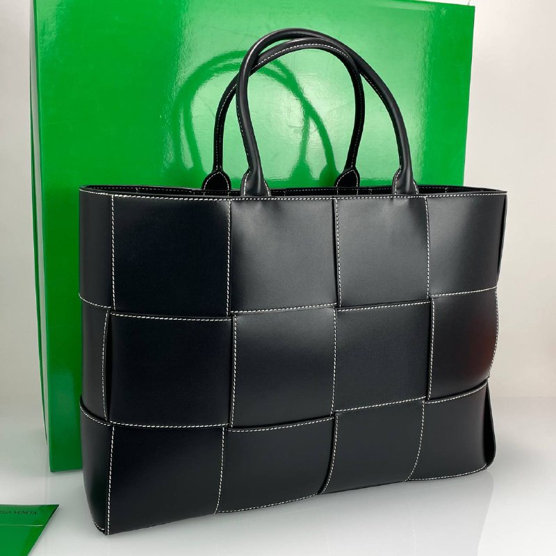 Женская черная кожаная сумка Bottega Veneta Arco Tote Large