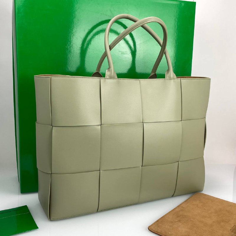 Женская кожаная сумка Bottega Veneta Arco Tote Large оливковая