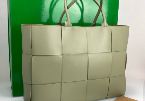 Женская кожаная сумка Bottega Veneta Arco Tote Large оливковая