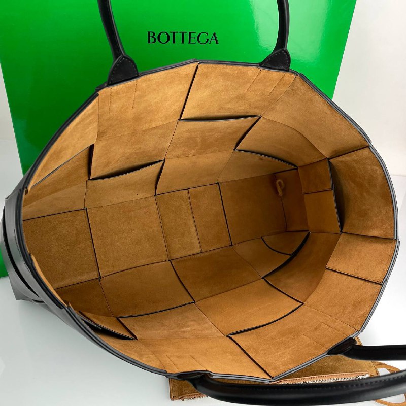 Женская кожаная черная сумка Bottega Veneta Arco Tote Large