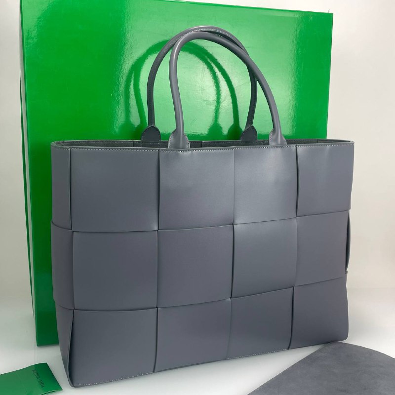 Женская кожаная сумка Bottega Veneta Arco Tote Large серая