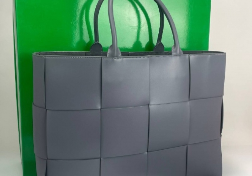 Женская кожаная сумка Bottega Veneta Arco Tote Large серая