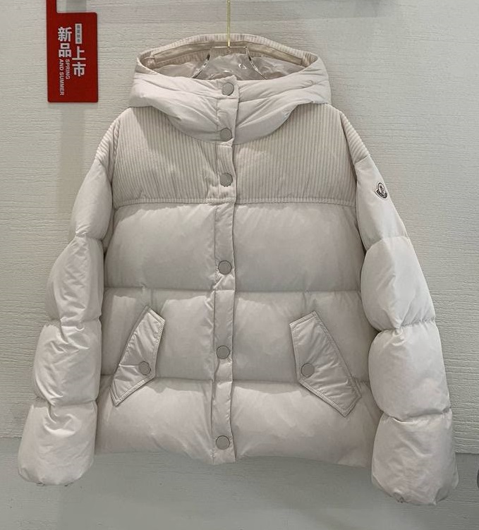 Женский белый пуховик Moncler с капюшоном