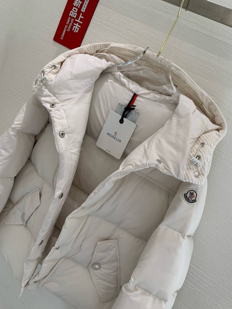 Женский белый пуховик Moncler с капюшоном