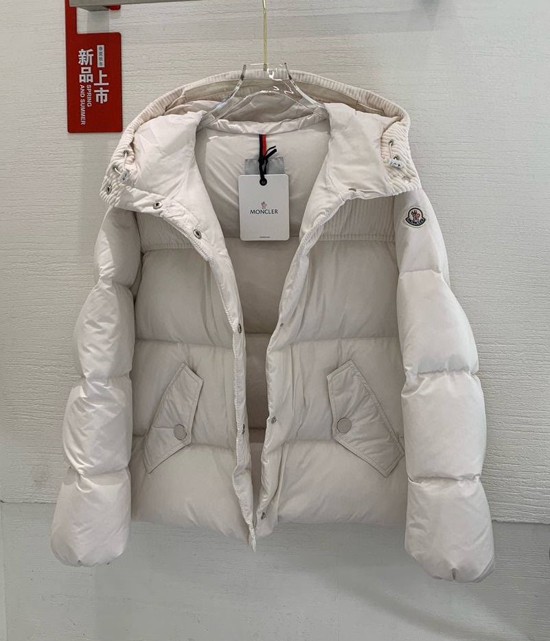 Женский белый пуховик Moncler с капюшоном