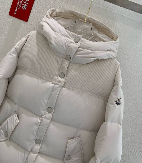 Женский белый пуховик Moncler с капюшоном