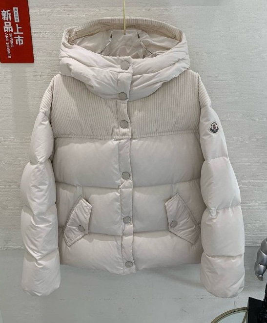 Женский белый пуховик Moncler с капюшоном