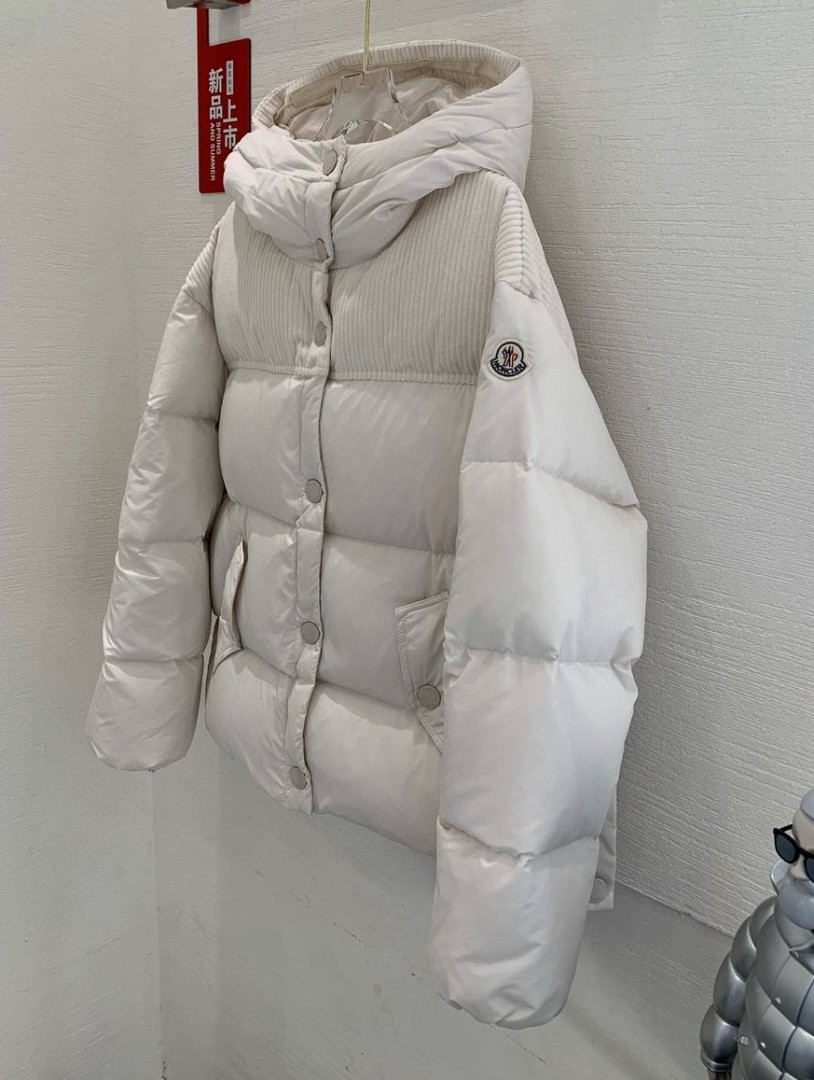 Женский белый пуховик Moncler с капюшоном