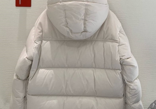 Женский белый пуховик Moncler с капюшоном