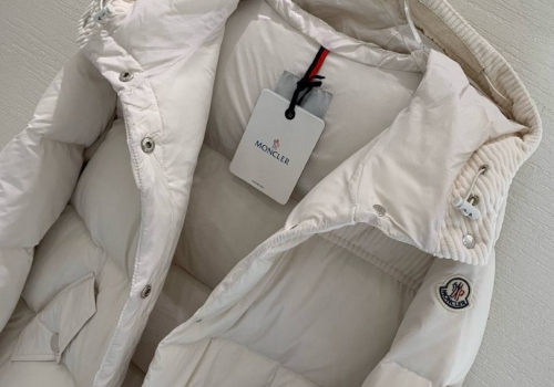 Женский белый пуховик Moncler с капюшоном