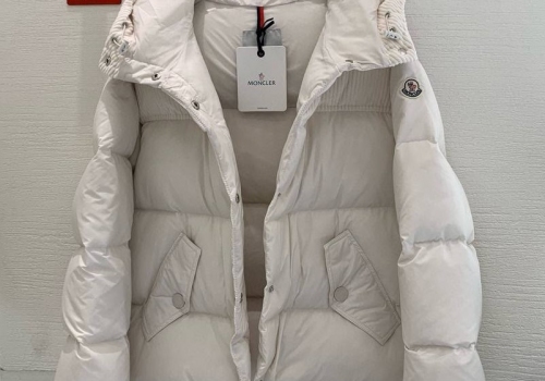 Женский белый пуховик Moncler с капюшоном