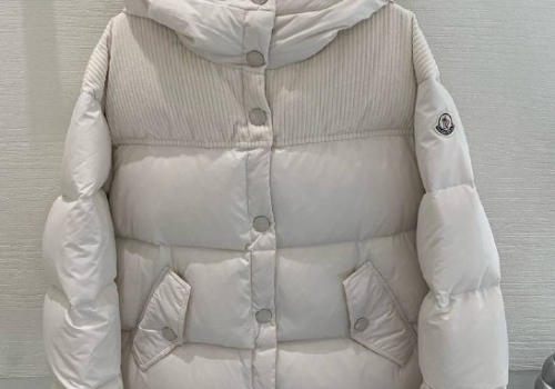 Женский белый пуховик Moncler с капюшоном