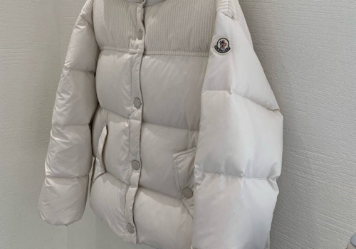 Женский белый пуховик Moncler с капюшоном