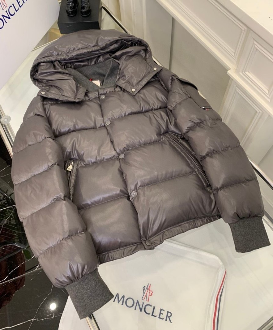 Женский серый пуховик Moncler