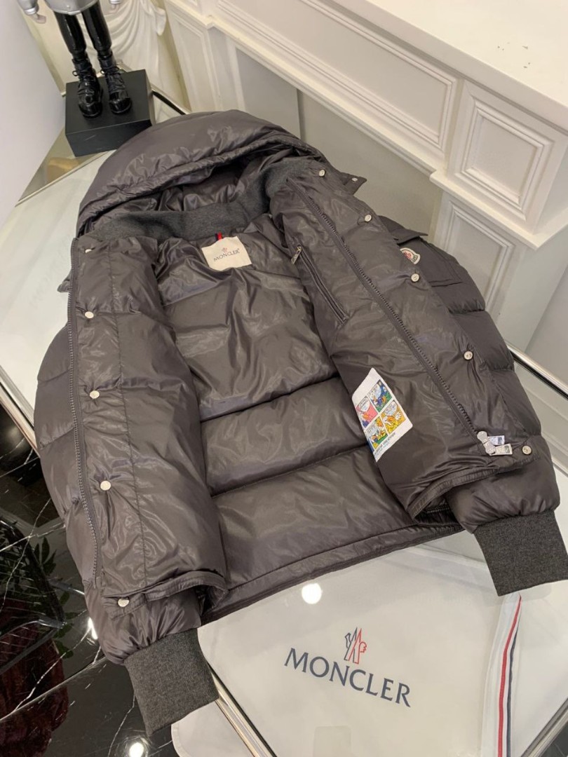 Женский серый пуховик Moncler