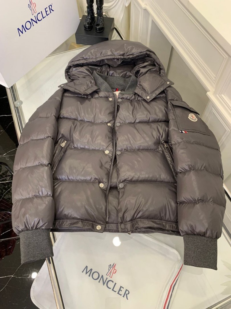 Женский серый пуховик Moncler