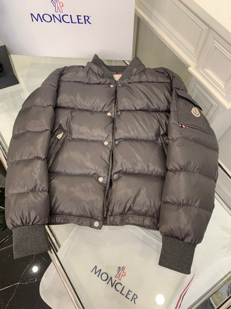 Женский серый пуховик Moncler