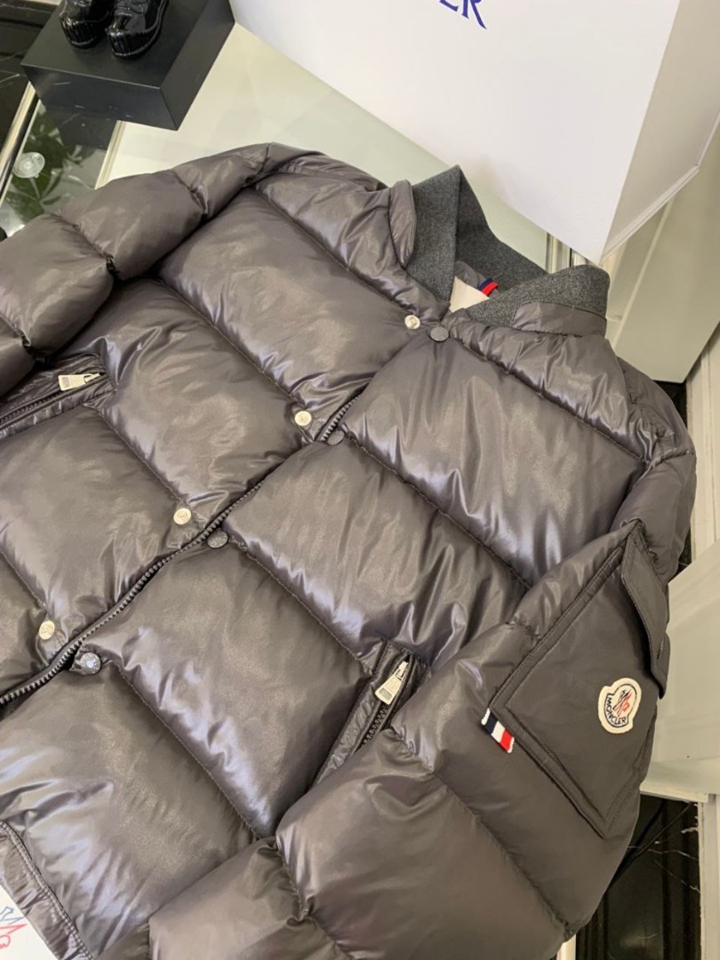 Женский серый пуховик Moncler