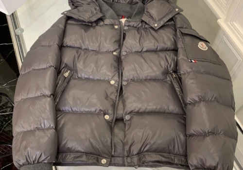 Женский серый пуховик Moncler