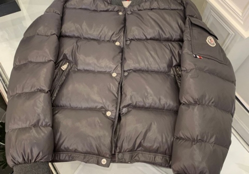 Женский серый пуховик Moncler