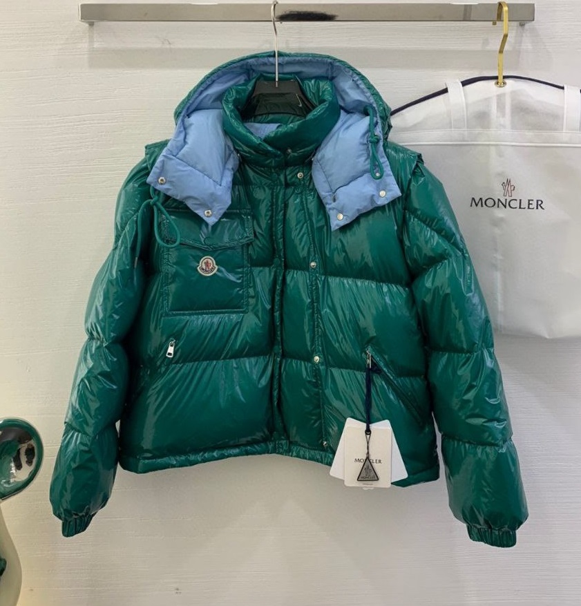 Женский зеленый пуховик Moncler