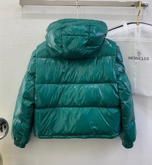 Женский зеленый пуховик Moncler