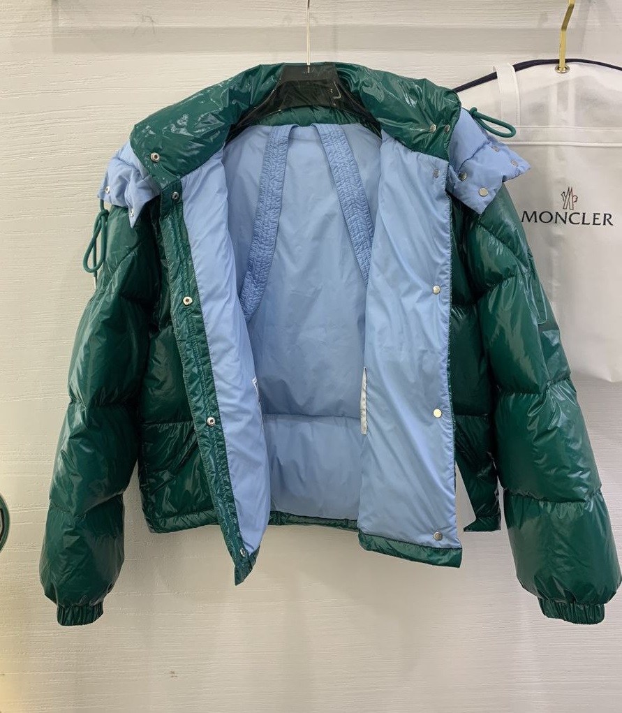 Женский зеленый пуховик Moncler