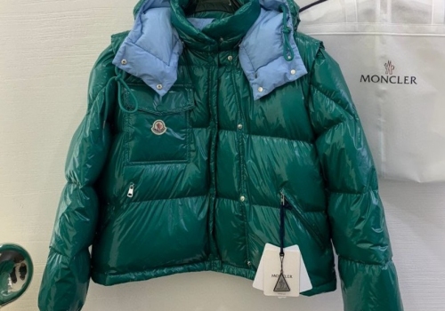 Женский зеленый пуховик Moncler