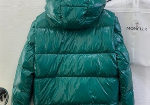 Женский зеленый пуховик Moncler