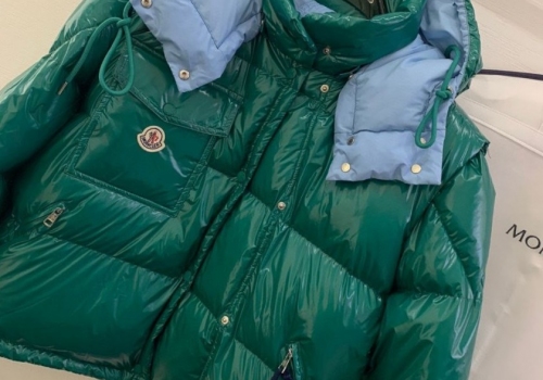 Женский зеленый пуховик Moncler