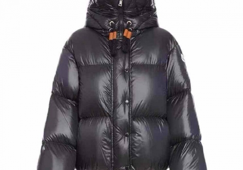 Женский черный пуховик Moncler