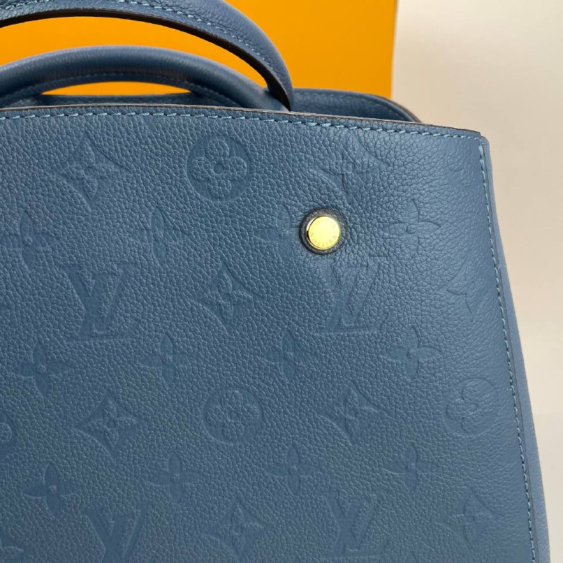 Женская кожаная сумка Louis Vuitton Montaigne MM синяя