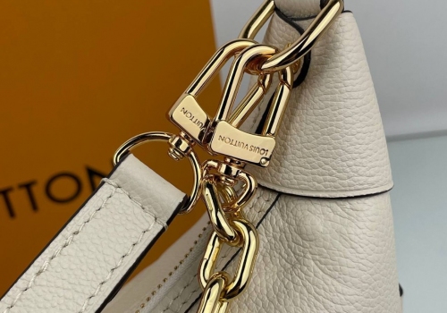 Женская сумка Louis Vuitton Loop Hobo молочная