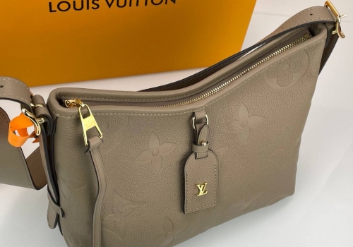 Женская кожаная сумка Louis Vuitton Carry All PM темно-бежевая