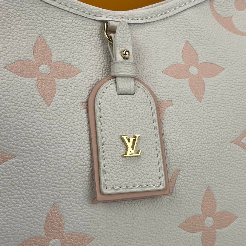 Женская кожаная сумка Louis Vuitton Carry All PM молочная