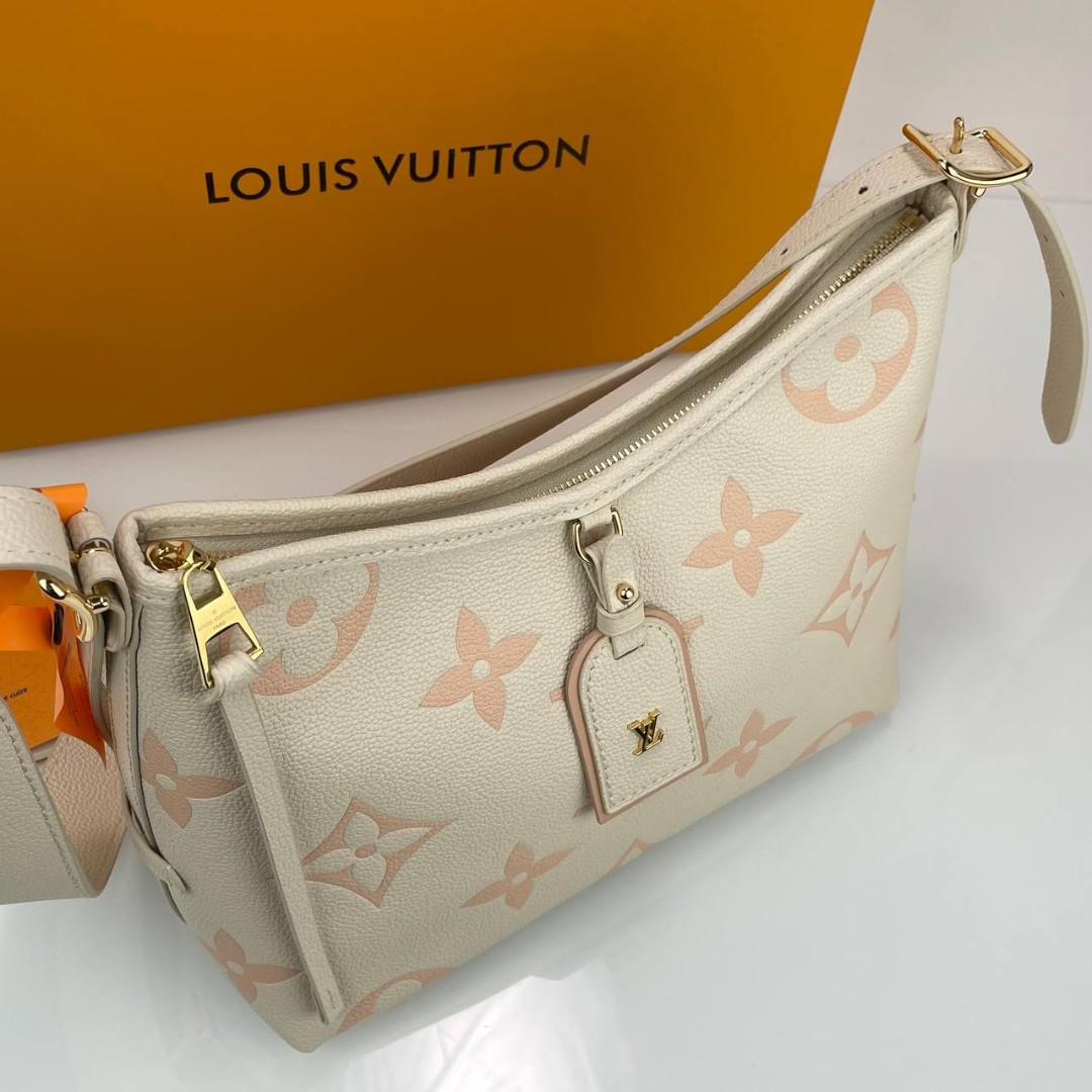 Женская кожаная сумка Louis Vuitton Carry All PM молочная