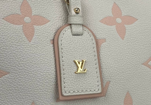 Женская кожаная сумка Louis Vuitton Carry All PM молочная