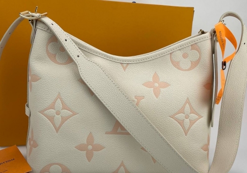 Женская кожаная сумка Louis Vuitton Carry All PM молочная