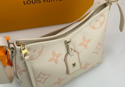 Женская кожаная сумка Louis Vuitton Carry All PM молочная