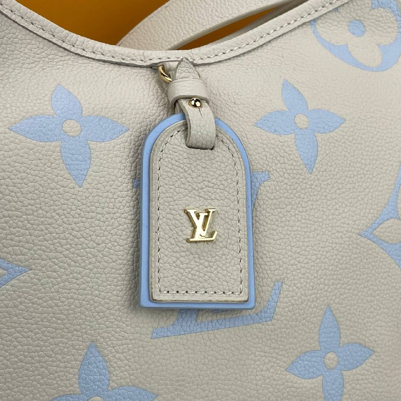 Женская молочная кожаная сумка Louis Vuitton Carry All PM