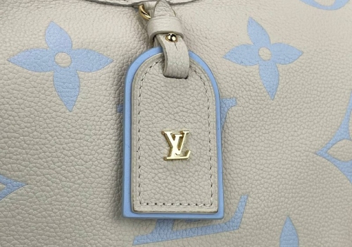 Женская молочная кожаная сумка Louis Vuitton Carry All PM