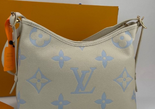 Женская молочная кожаная сумка Louis Vuitton Carry All PM