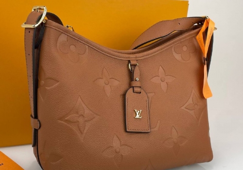 Женская кожаная сумка Louis Vuitton Carry All PM коричневая