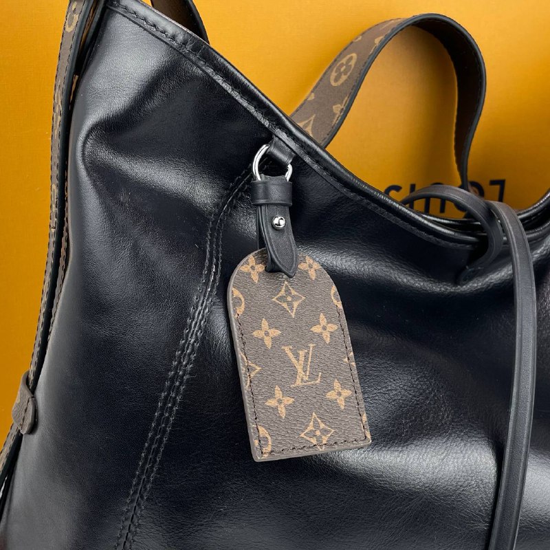 Женская кожаная сумка Louis Vuitton Carry All черная