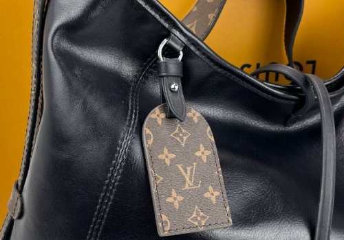 Женская кожаная сумка Louis Vuitton Carry All черная