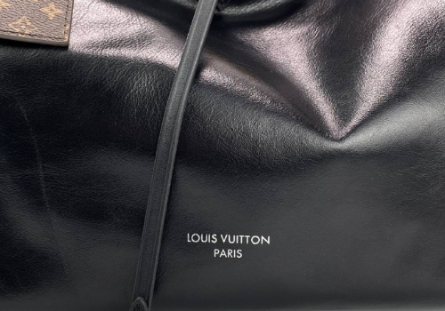 Женская кожаная сумка Louis Vuitton Carry All черная